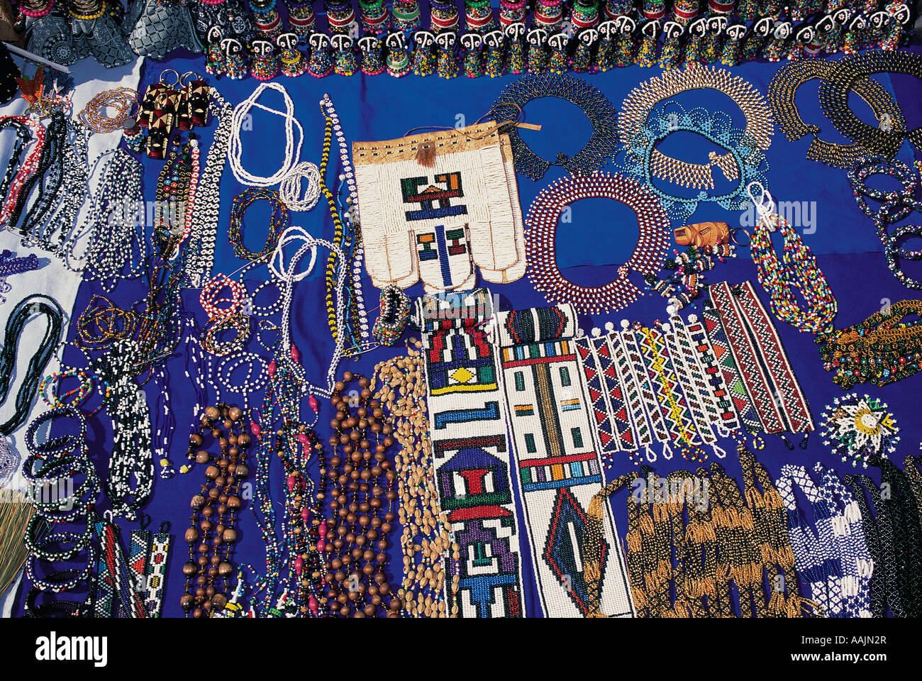 Affichage des bracelts colliers et autres travaux d'art culturel des noirs de Johannesburg Gauteng Afrique du Sud Banque D'Images