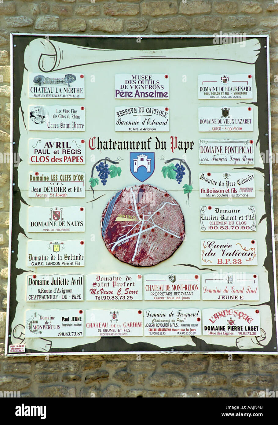 Affiche avec les noms des marques de vin Châteauneuf du Pape en Provence France Banque D'Images