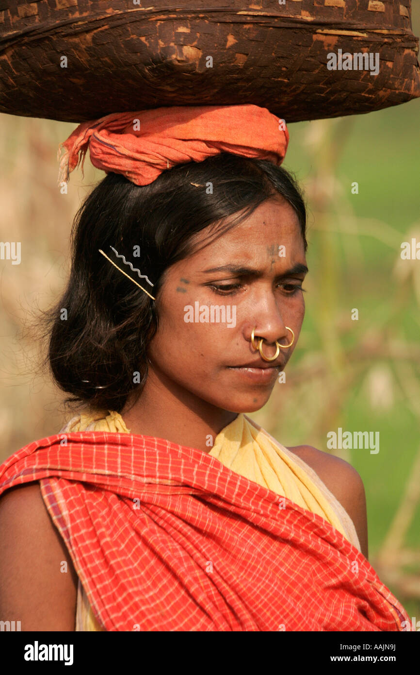 Femme voyageant sur le marché à un Bissamcuttack, Chatikona, Orissa, Inde Banque D'Images