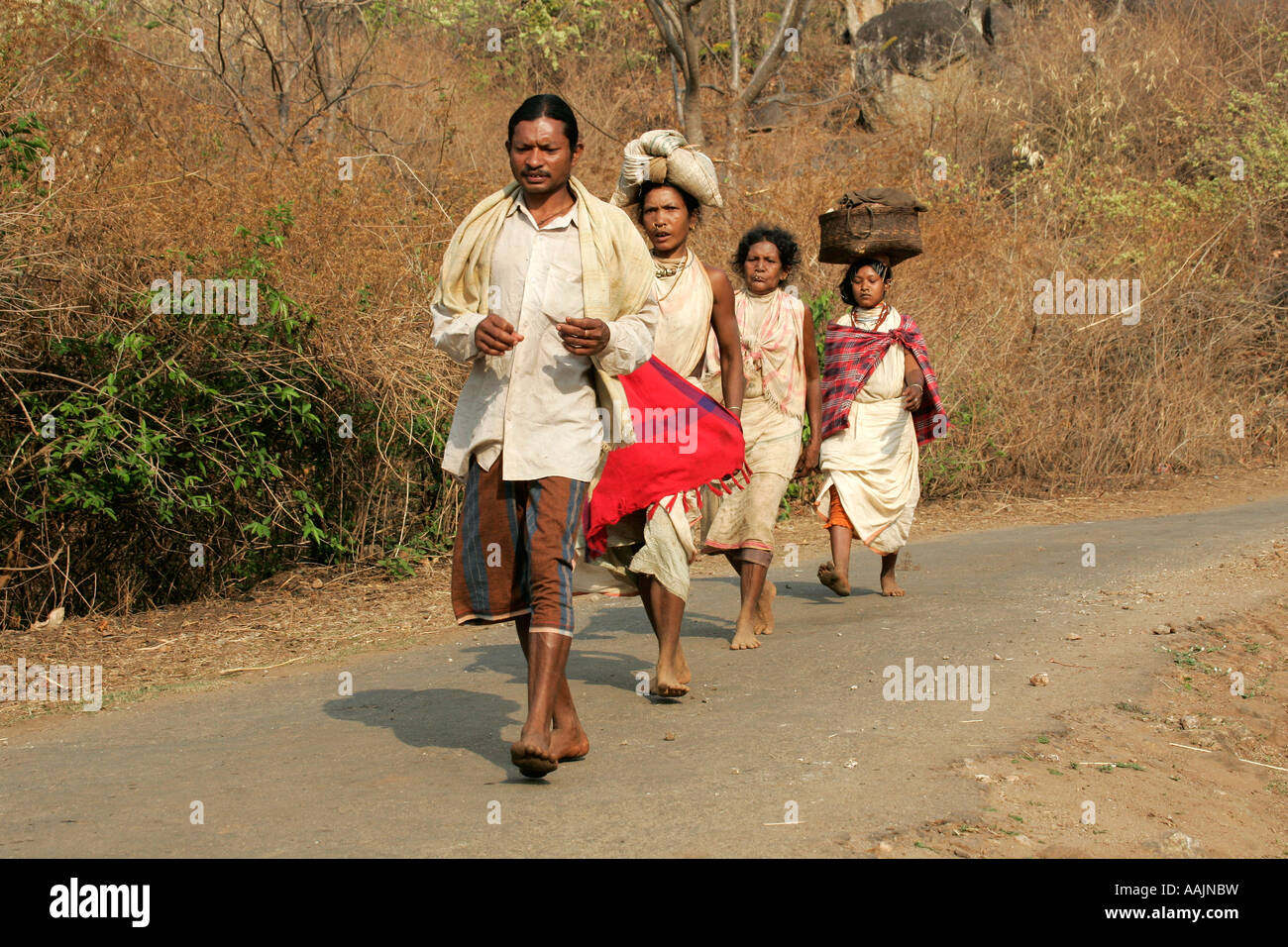 Famille voyageant sur le marché à un Bissamcuttack, Chatikona, Orissa, Inde Banque D'Images