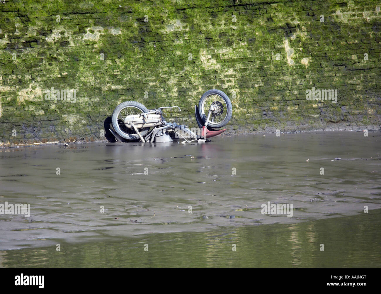 Moto sous-évaluées dans la boue d'un canal est de Londres Banque D'Images