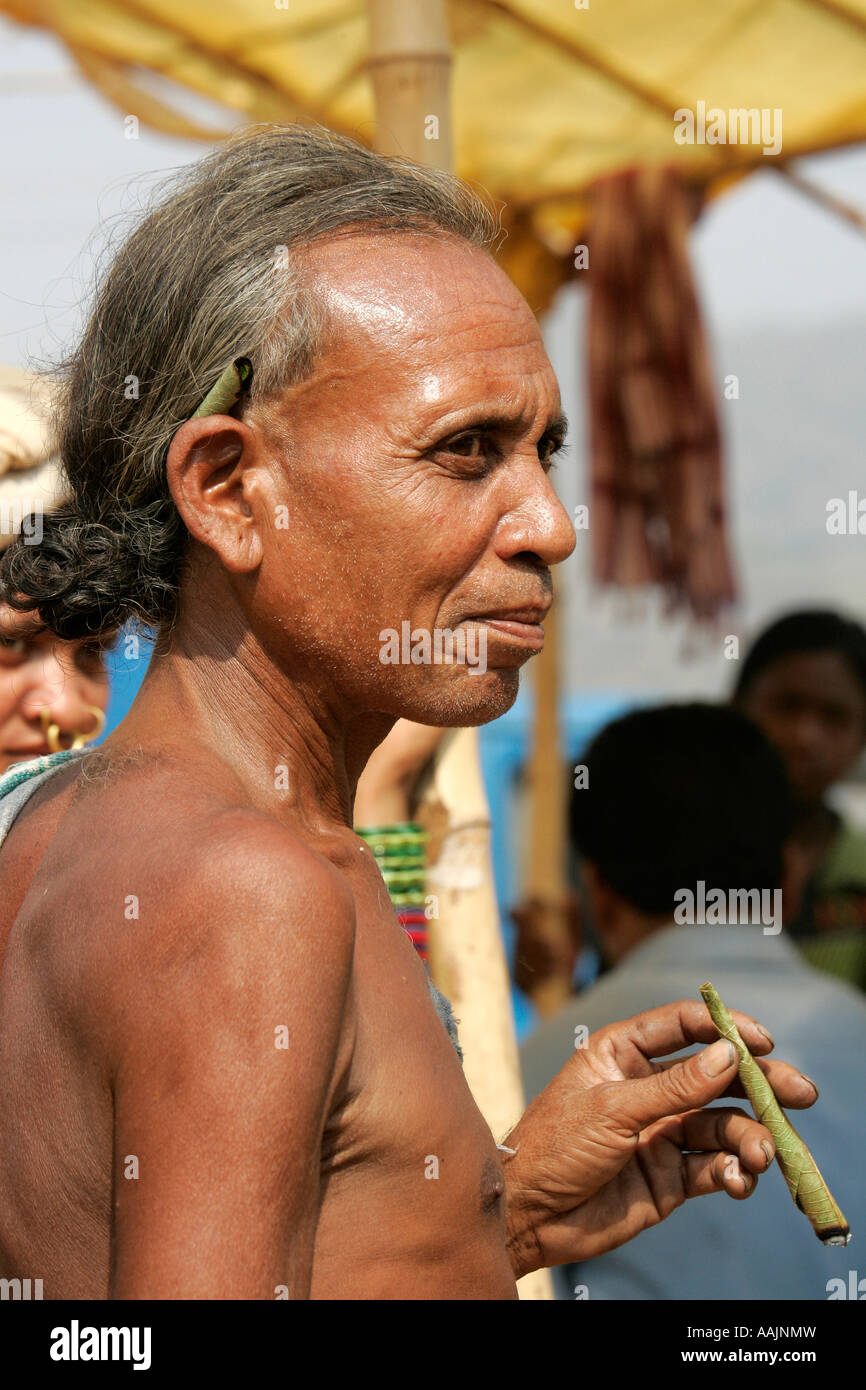 L'homme au marché à Bissamcuttack, Chatikona, Orissa, Inde Banque D'Images