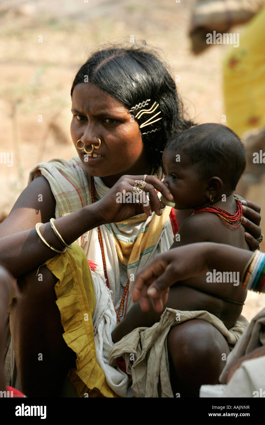 Femme et enfant au marché à Bissamcuttack, Chatikona, Orissa, Inde Banque D'Images