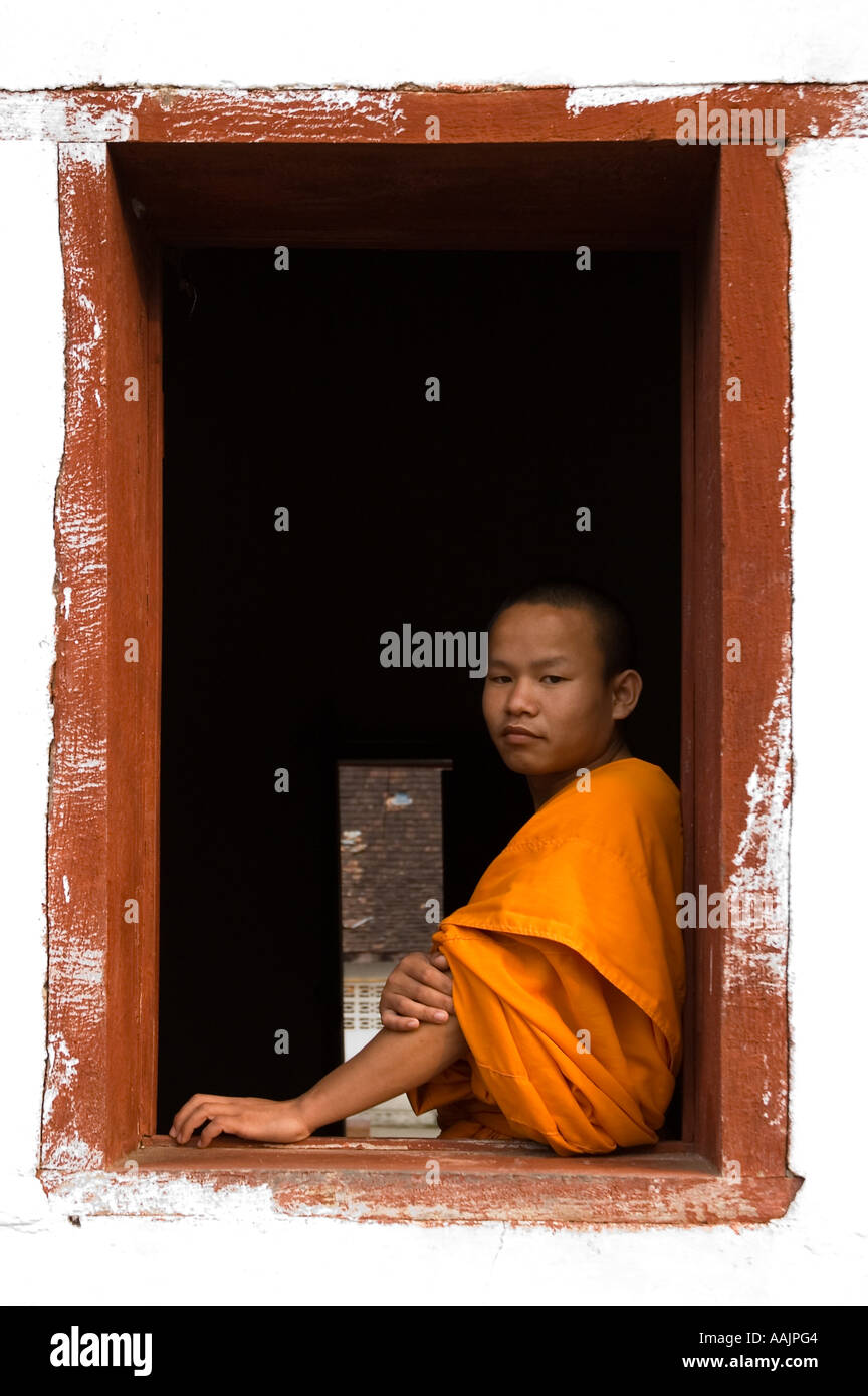 Un moine bouddhiste novice au Wat Sirimungkhun à Luang Prabang au Laos Banque D'Images