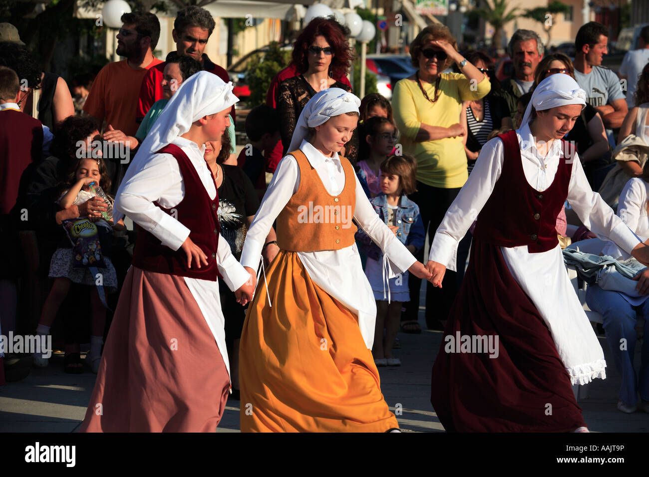 Grèce MER CEPHALLONIA ARGOSTOLI PLATIA VALLIANOU ÉCOLIERS EFFECTUANT LA DANSE TRADITIONNELLE GRECQUE SUR LA PLACE PRINCIPALE Banque D'Images