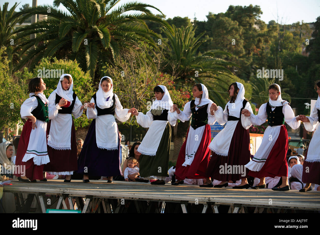 Grèce MER CEPHALLONIA ARGOSTOLI PLATIA VALLIANOU ÉCOLIERS EFFECTUANT LA DANSE TRADITIONNELLE GRECQUE SUR LA PLACE PRINCIPALE Banque D'Images