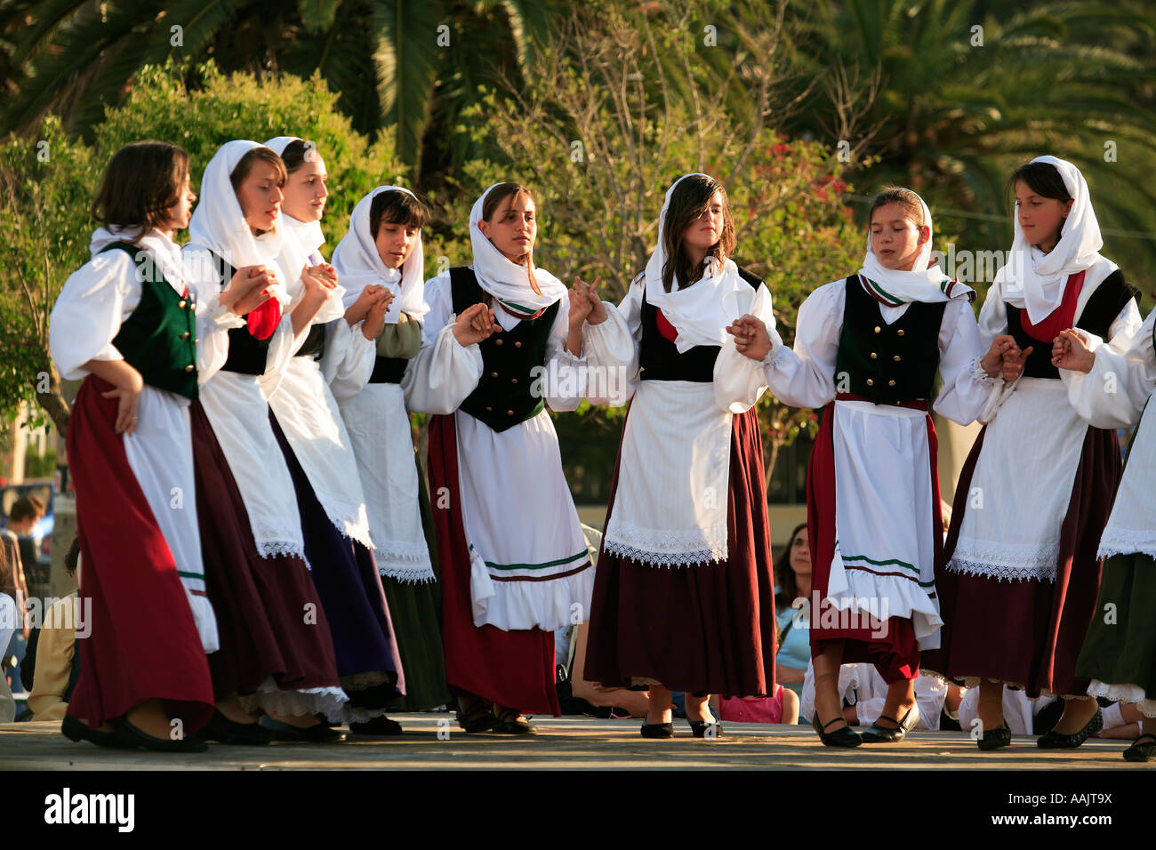 Grèce MER CEPHALLONIA ARGOSTOLI PLATIA VALLIANOU ÉCOLIERS EFFECTUANT LA DANSE TRADITIONNELLE GRECQUE SUR LA PLACE PRINCIPALE Banque D'Images