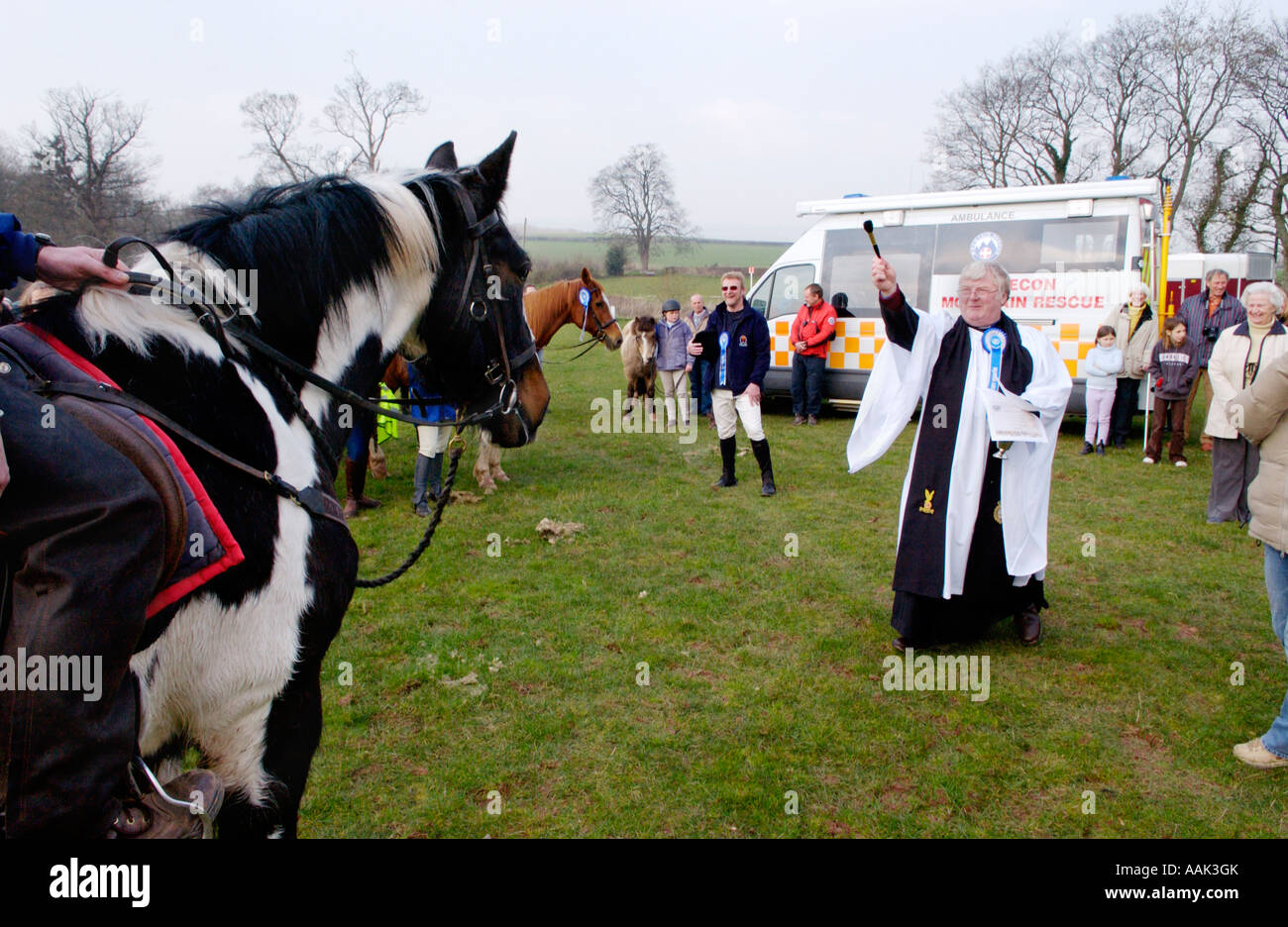 Très Révérend Roger Taylor mène à Tregoyd service bénédiction cheval Mountain Riders Centre, Powys, Pays de Galles, Royaume-Uni Banque D'Images