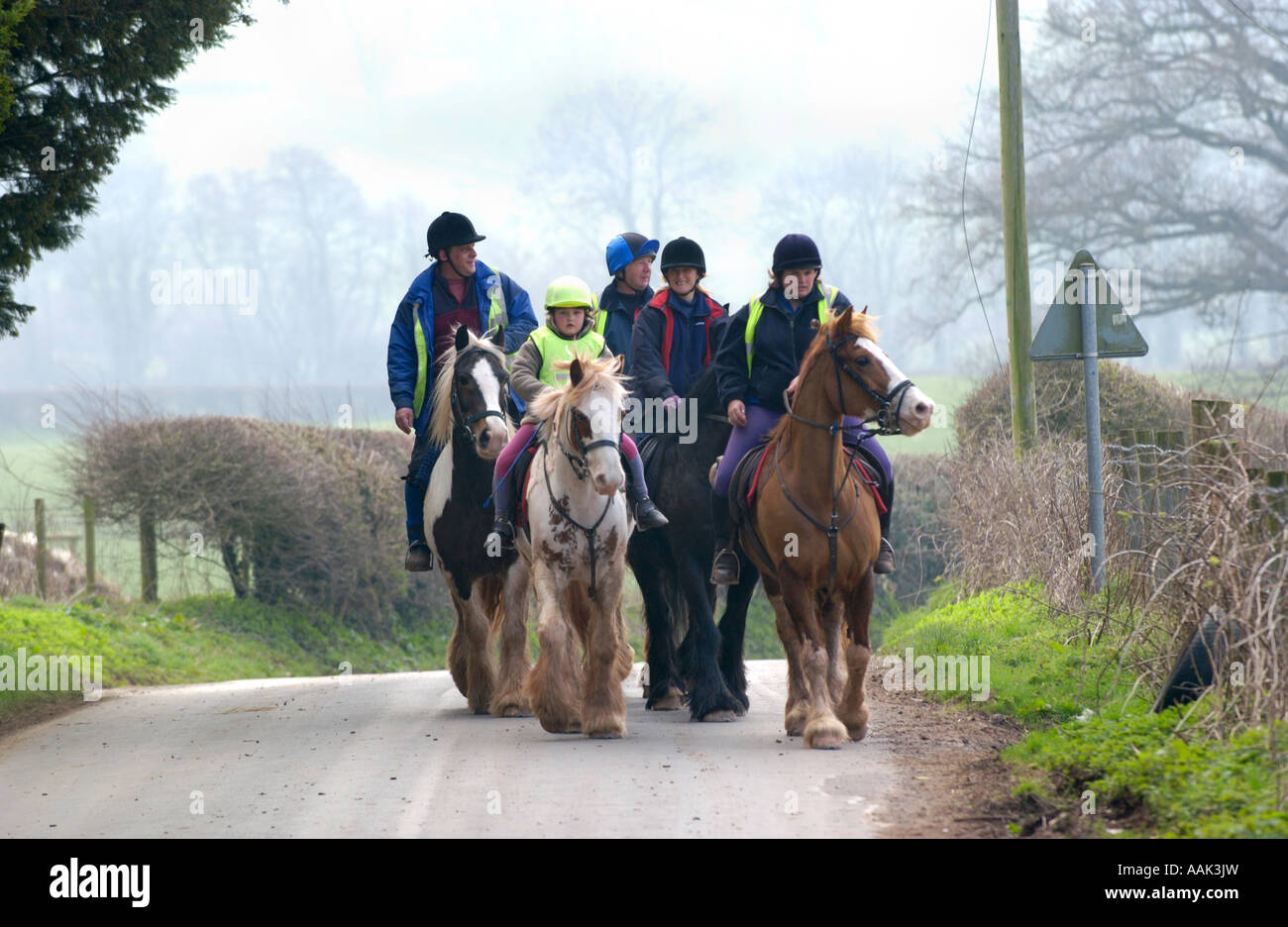 Les randonneurs équestre poney vers le bas sur une route de campagne montagnes noir boucle équestre de Tregoyd Mountain Riders Centre South Wales UK Banque D'Images