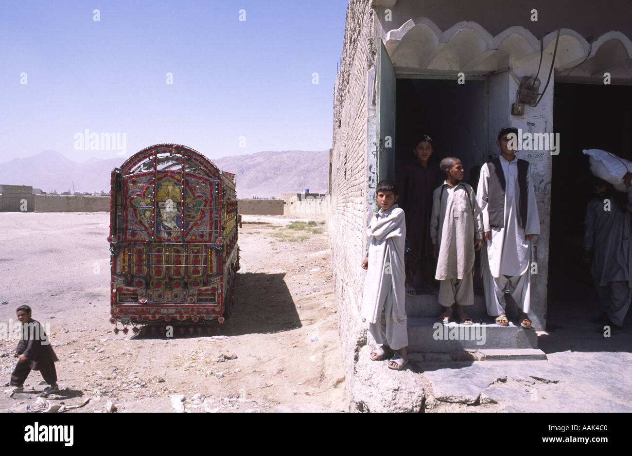 Un camion peint de couleurs vives, dans les rues de Quetta, capitale de la province du Baloutchistan au Pakistan Banque D'Images