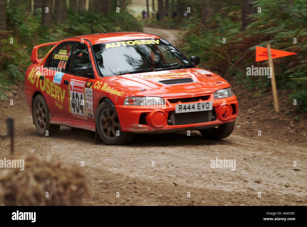 Mitsubishi Evo evolution voiture rallye off road de ralliement à une vitesse rapide pilote de boue parrainage parrainer d'intérêt masculin ni de dalby forest Banque D'Images