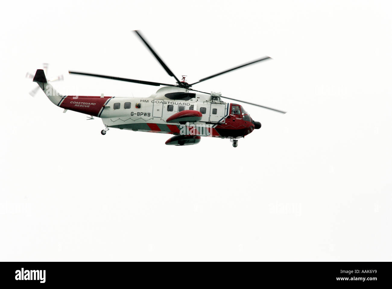 Hélicoptère de sauvetage en mer de l'air garde-côtes à l'œuvre dans le Solent hampshire Banque D'Images