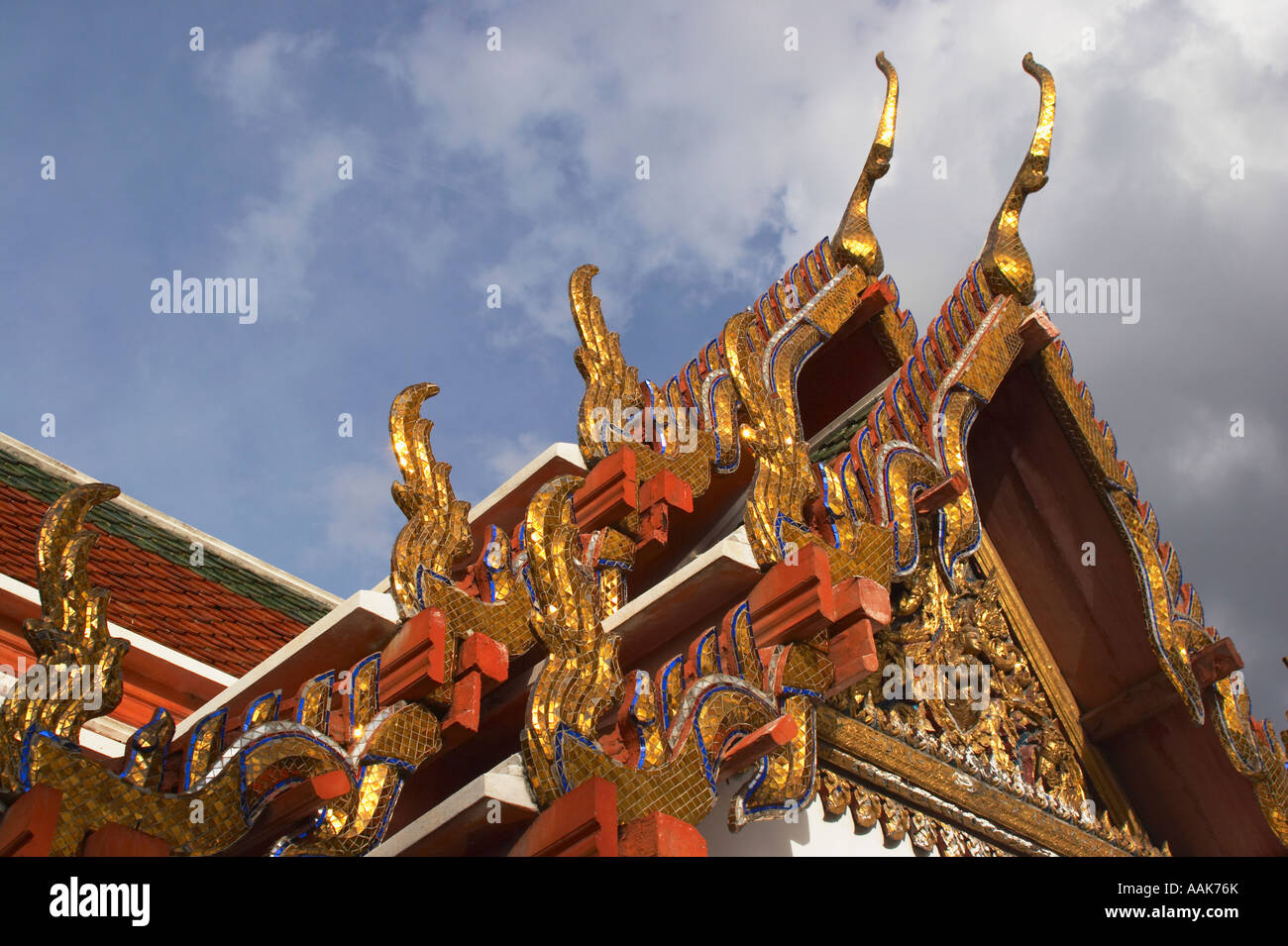 Toit coloré à Wat Pho Banque D'Images