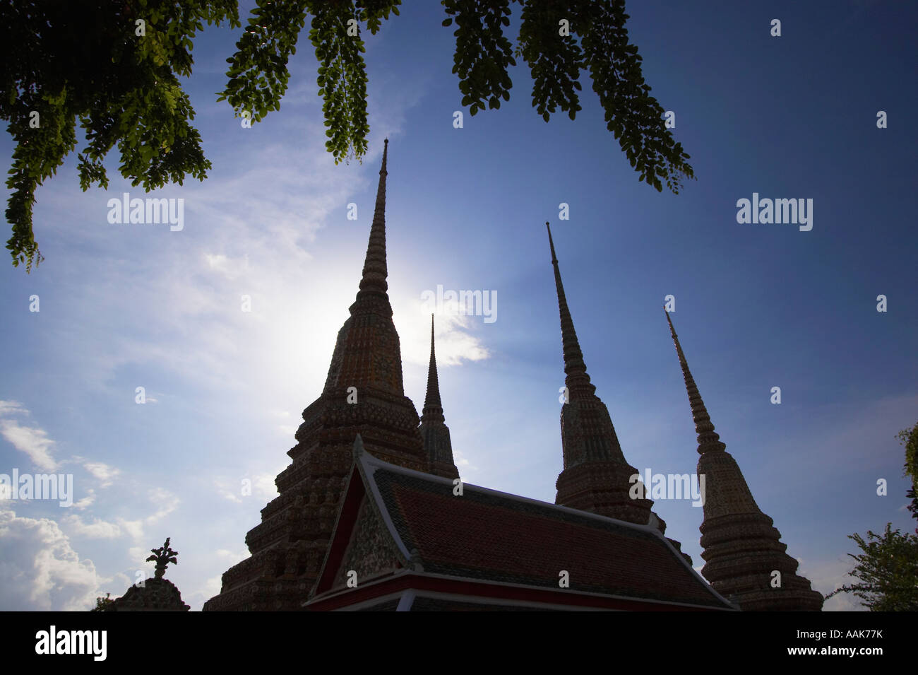 Silhouette de stupas à Wat Pho Banque D'Images