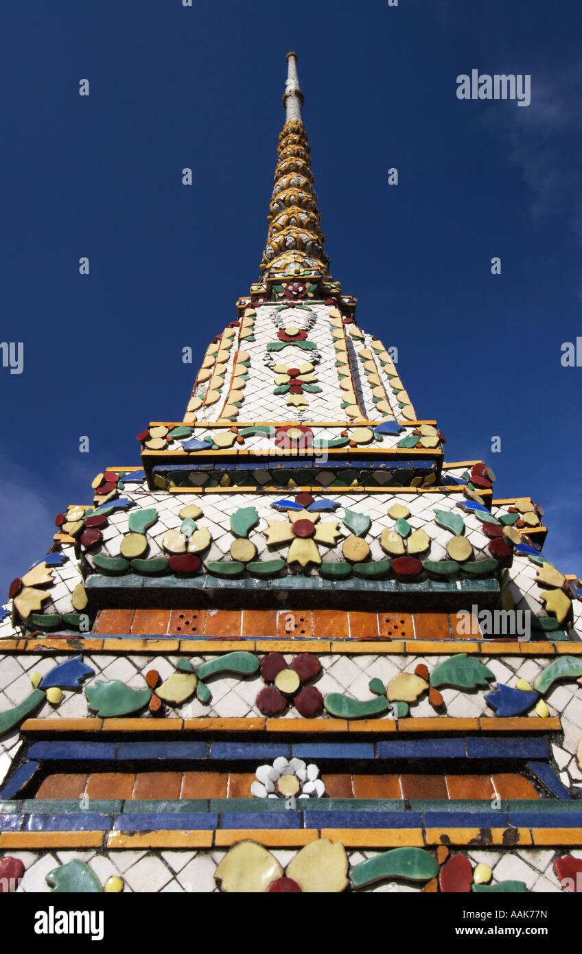 Vue oblique basse du stupa de Wat Pho Banque D'Images