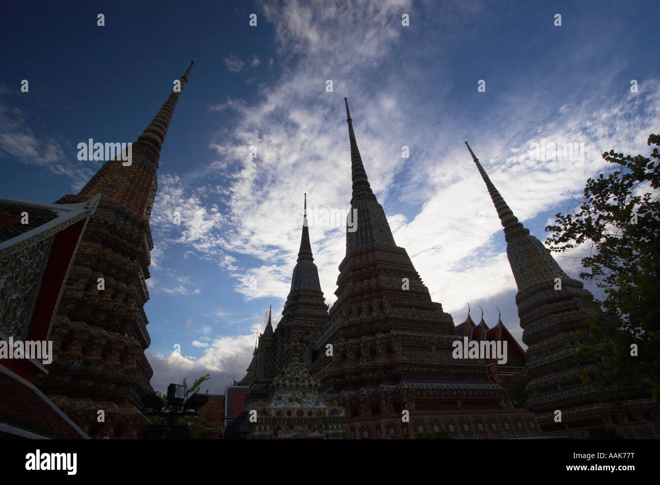 Silhouette de stupas à Wat Pho Banque D'Images
