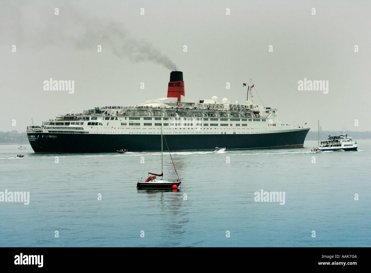 Paquebot de croisière Queen Elizabeth quitte le quai de Southampton Banque D'Images