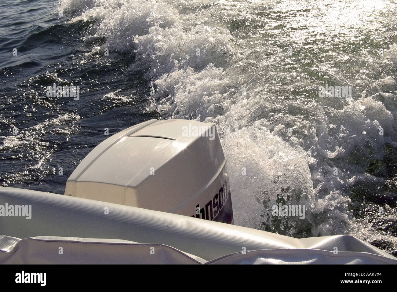Les Ondulations des vagues créées par l'hélice du moteur d'un bateau Banque D'Images