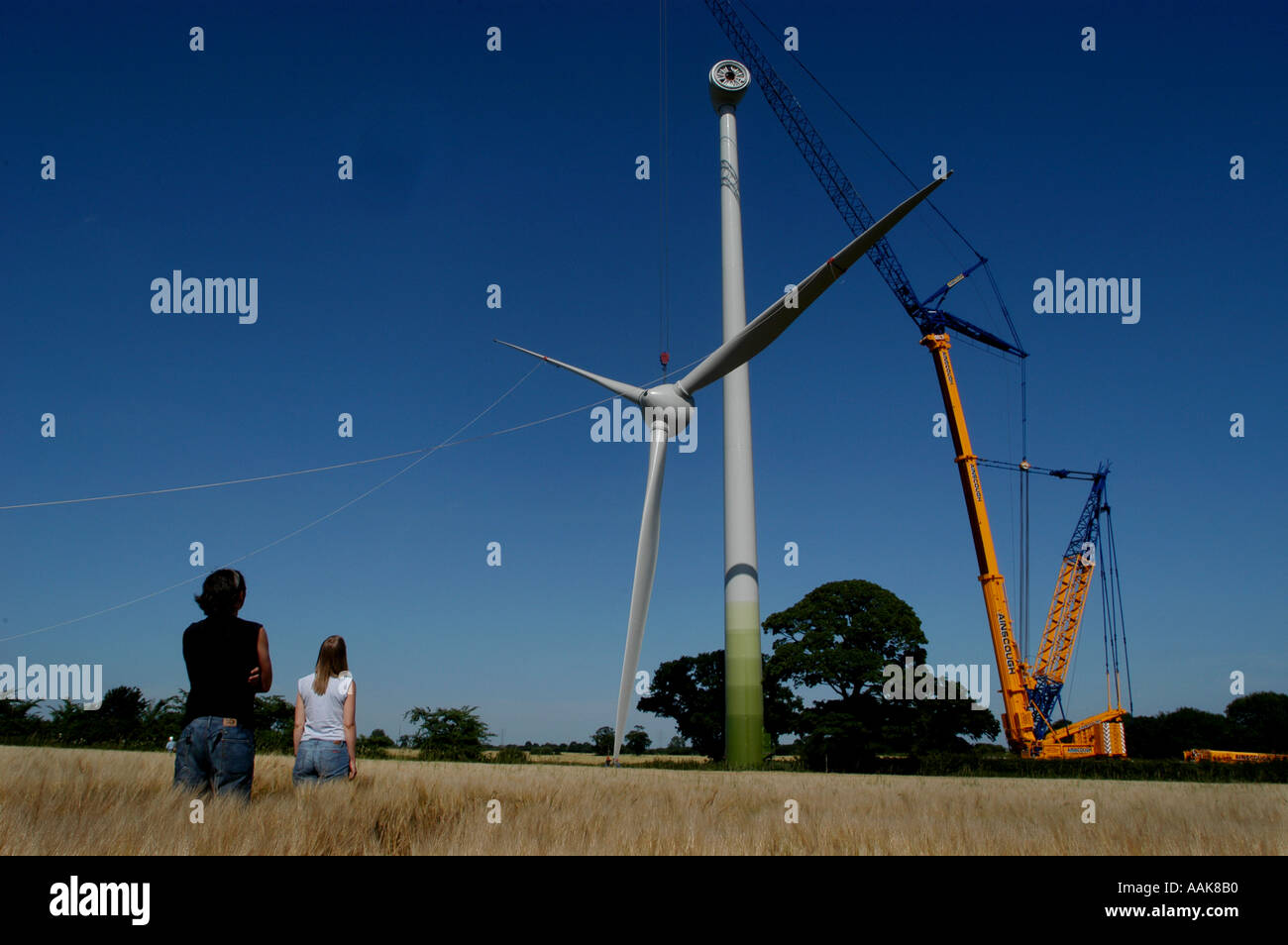 Éolienne Ecotricity être érigé à Thetford, Norfolk, Angleterre vu par Ecotricity MD Dale Vince et PA Kate conjoint. Banque D'Images