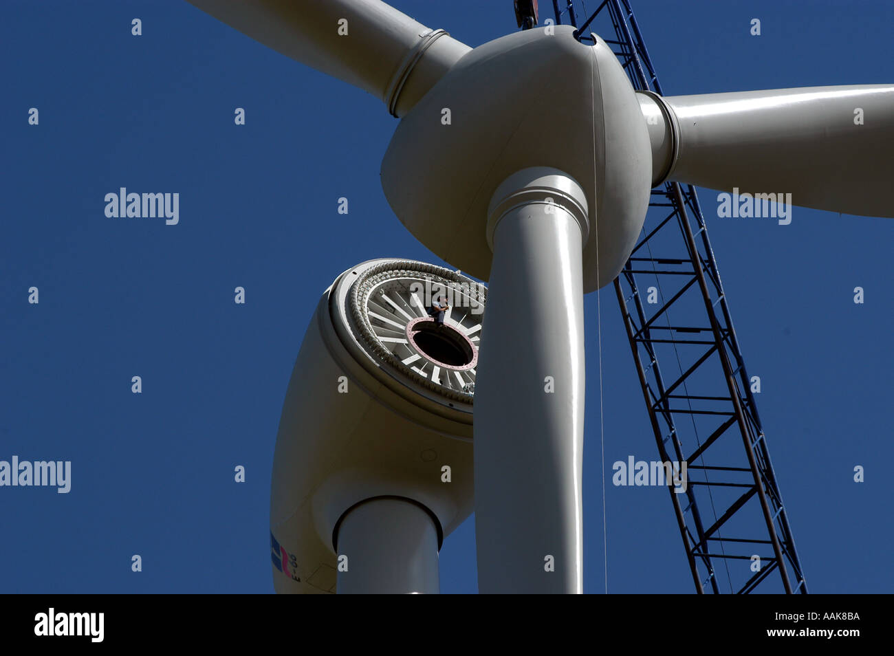 Éolienne Ecotricity être érigé à Thetford, Norfolk, Angleterre vu par Ecotricity MD Dale Vince et PA Kate conjoint. Banque D'Images