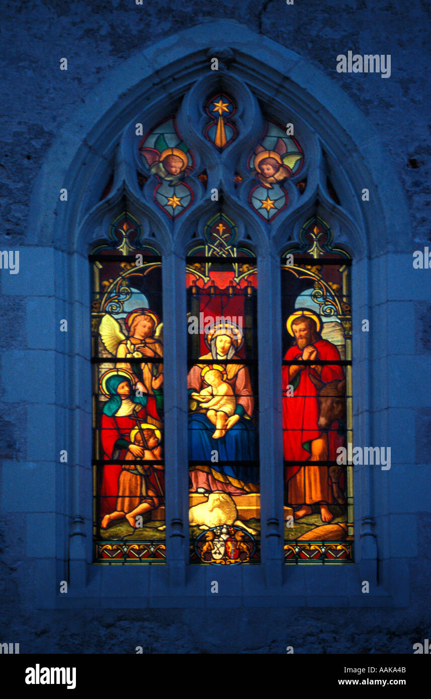 Vitrail de l'Église Saint Etienne, Chaumont sur Tharonne, vallée de la Loire, Sologne, France. Banque D'Images