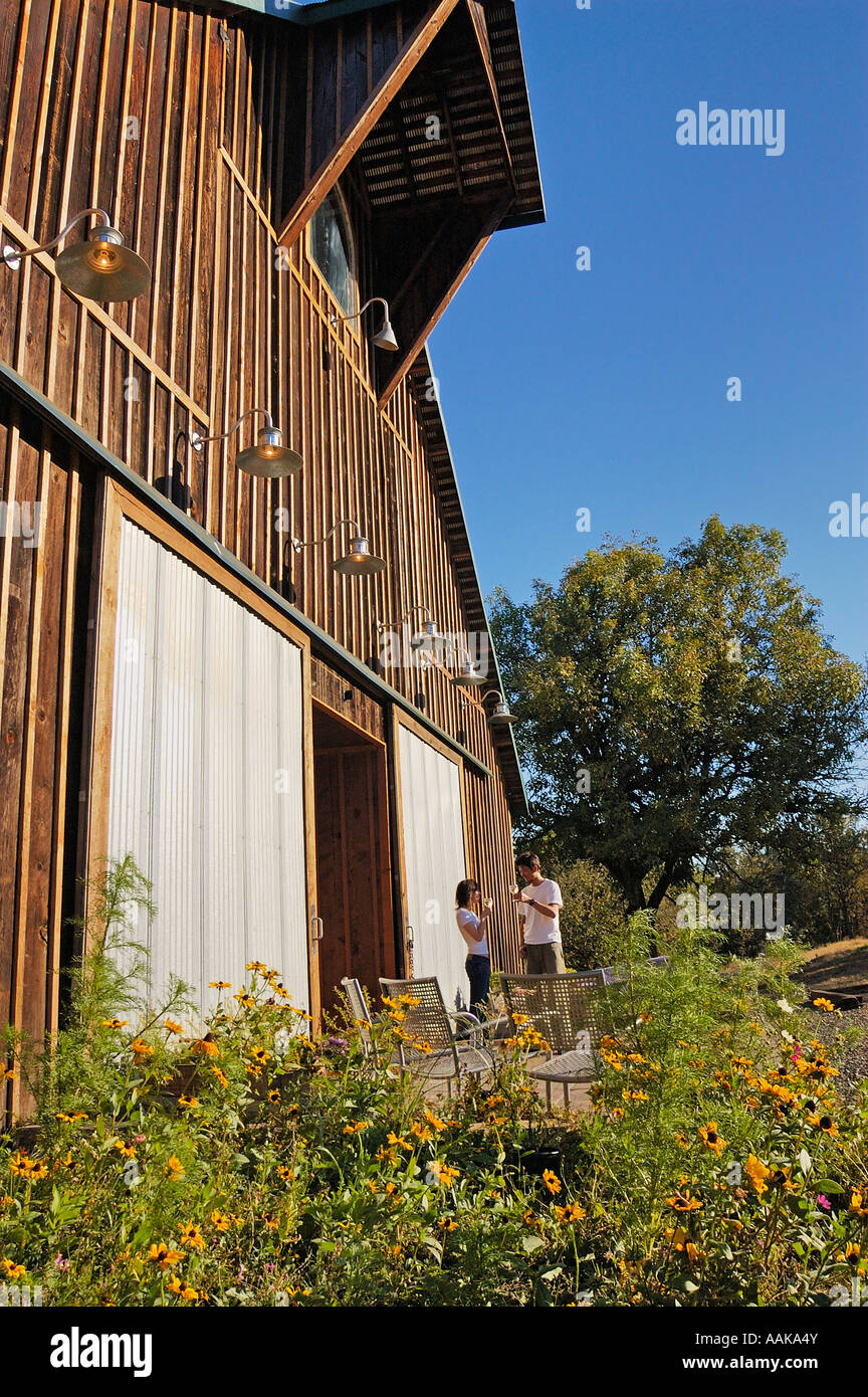 Deux jeunes adultes à Melrose Vineyards tasting room Umpqua Valley Oregon Banque D'Images