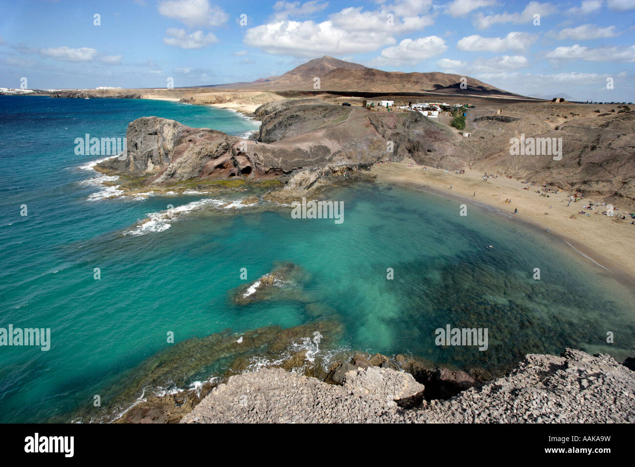 Playa Papagayo beach, à l'extrémité sud de Lanzarote, une île des Canaries Playa Mujeres est visible dans l'arrière-plan Banque D'Images