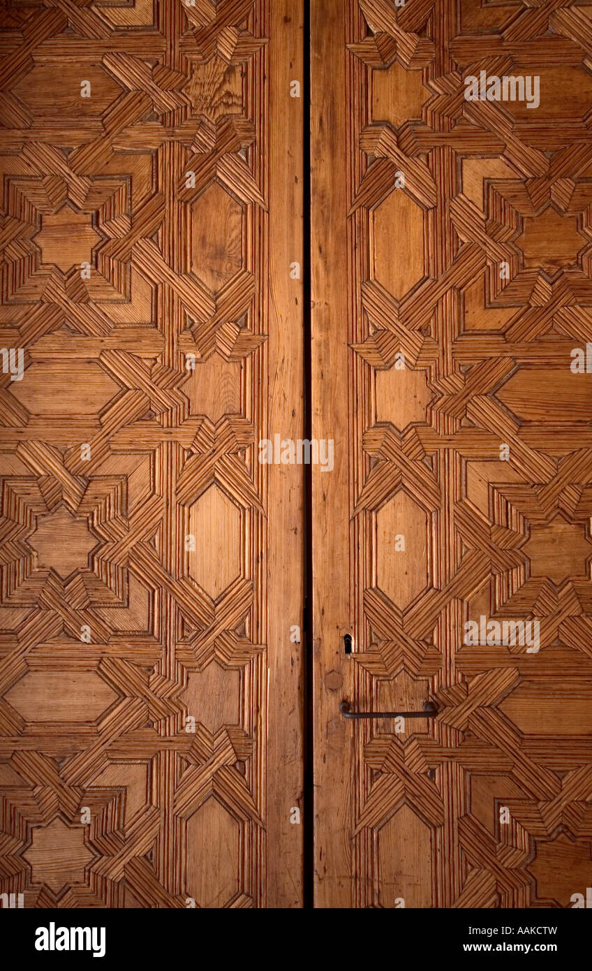 Finement sculptée à l'intérieur de porte El Palacio Nazaríes La Alhambra Grenade Espagne Banque D'Images