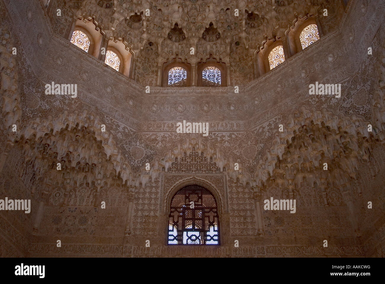 L'intérieur des murs finement sculptés Palacio Nararíes La Alhambra Grenade Espagne Banque D'Images