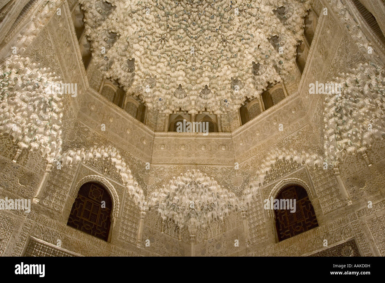 Plafond finement sculptés à l'intérieur El Palacio Nazaríes La Alhambra