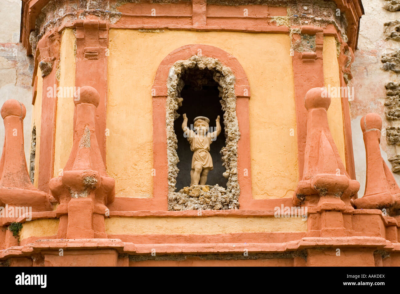Détail architectural dans les jardins à l'Alcazar de Séville Andalousie Espagne Banque D'Images