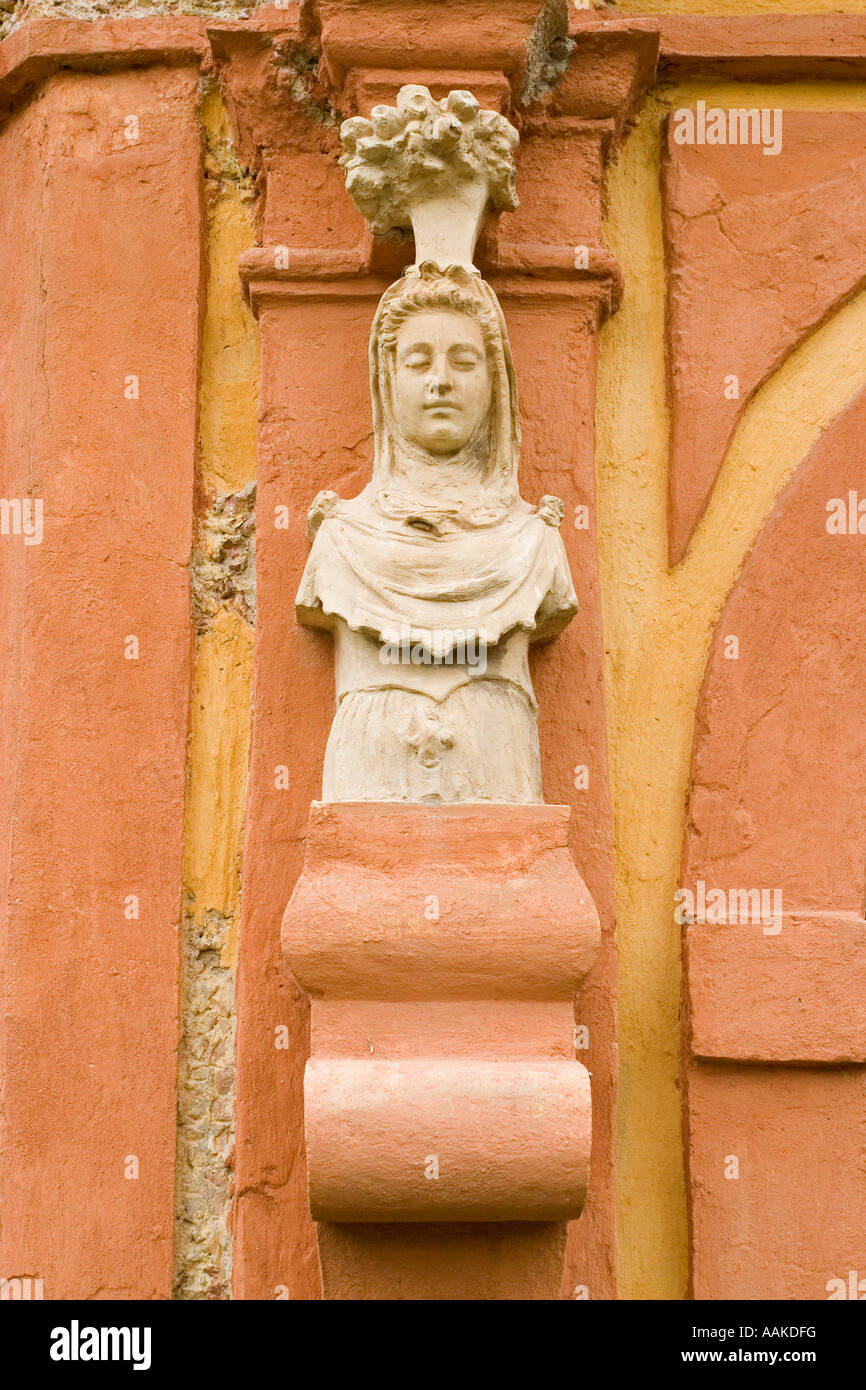 Détail architectural dans les jardins à l'Alcazar de Séville Andalousie Espagne Banque D'Images