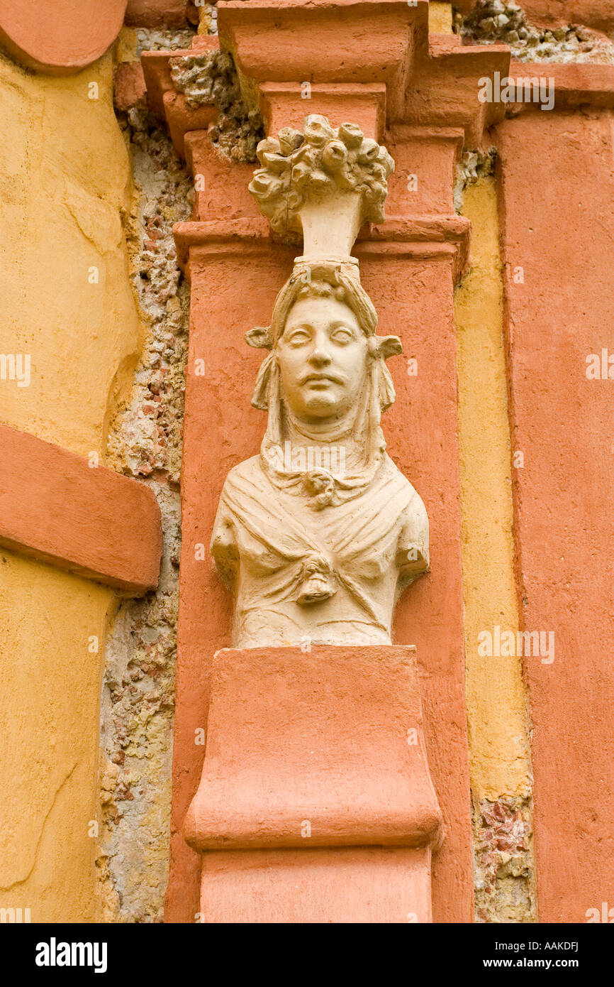 Détail architectural dans les jardins à l'Alcazar de Séville Andalousie Espagne Banque D'Images