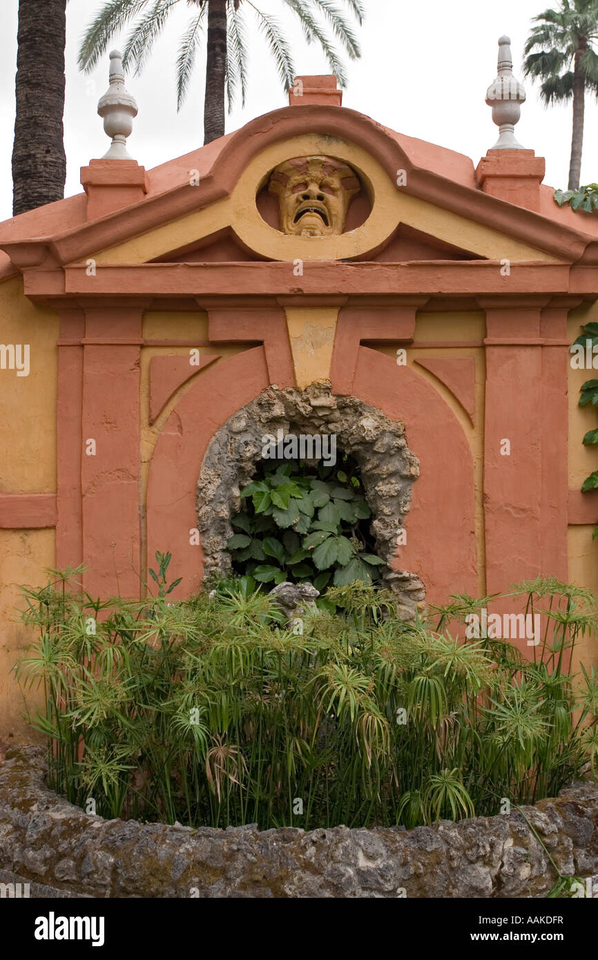 Détail architectural dans les jardins à l'Alcazar de Séville Andalousie Espagne Banque D'Images