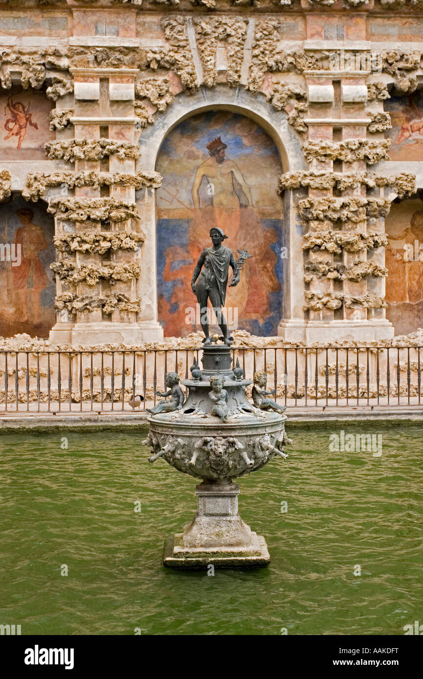 Détail architectural dans les jardins à l'Alcazar de Séville Andalousie Espagne Banque D'Images