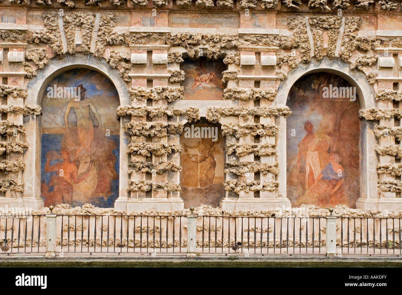 Détail architectural dans les jardins à l'Alcazar de Séville Andalousie Espagne Banque D'Images
