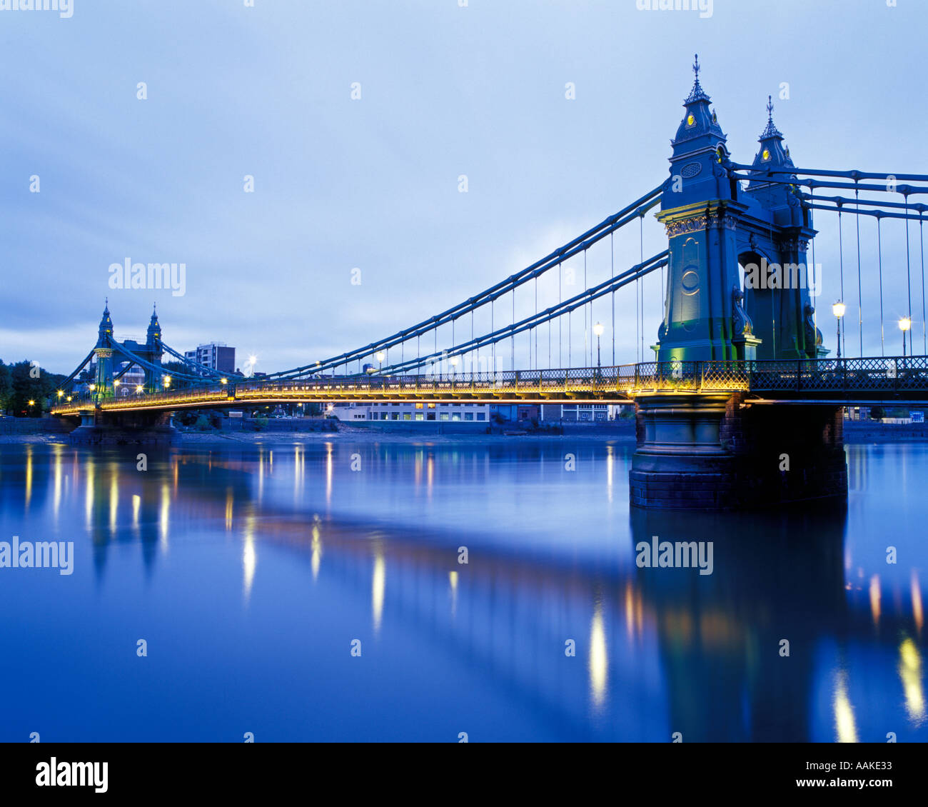 75015 suspension bridge at Dusk, Londres, Royaume-Uni Banque D'Images