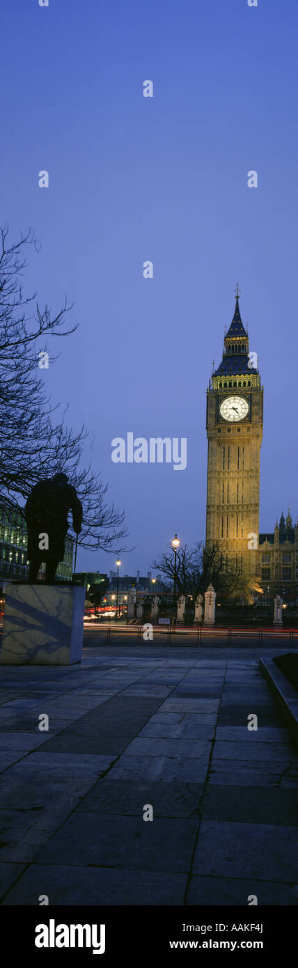 Statue de Winston Churchill face à Big Ben clock tower Westminster London England Angleterre UK la nuit Banque D'Images