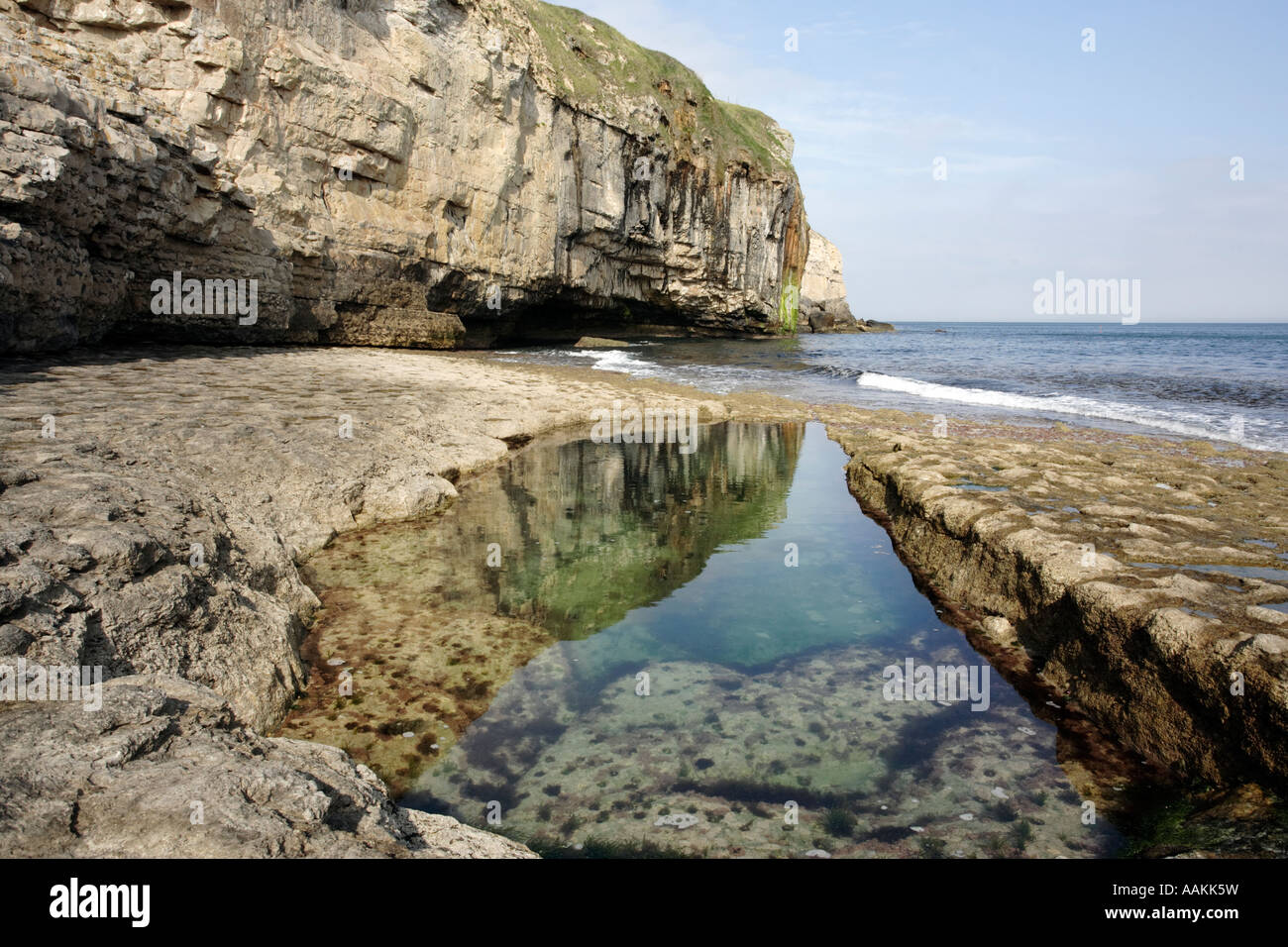 Une piscine en coupe à la Stone au Dancing Ledge près de Langton Matravers à Dorset Banque D'Images