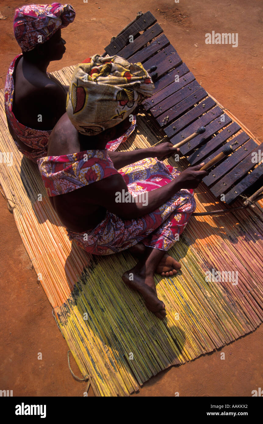 Les femmes africaines jouent au marimba, instrument à percussion, la province de Malanje, en Angola, en Afrique. Les musiciens de l'Kilandukilo encore de groupe. Banque D'Images