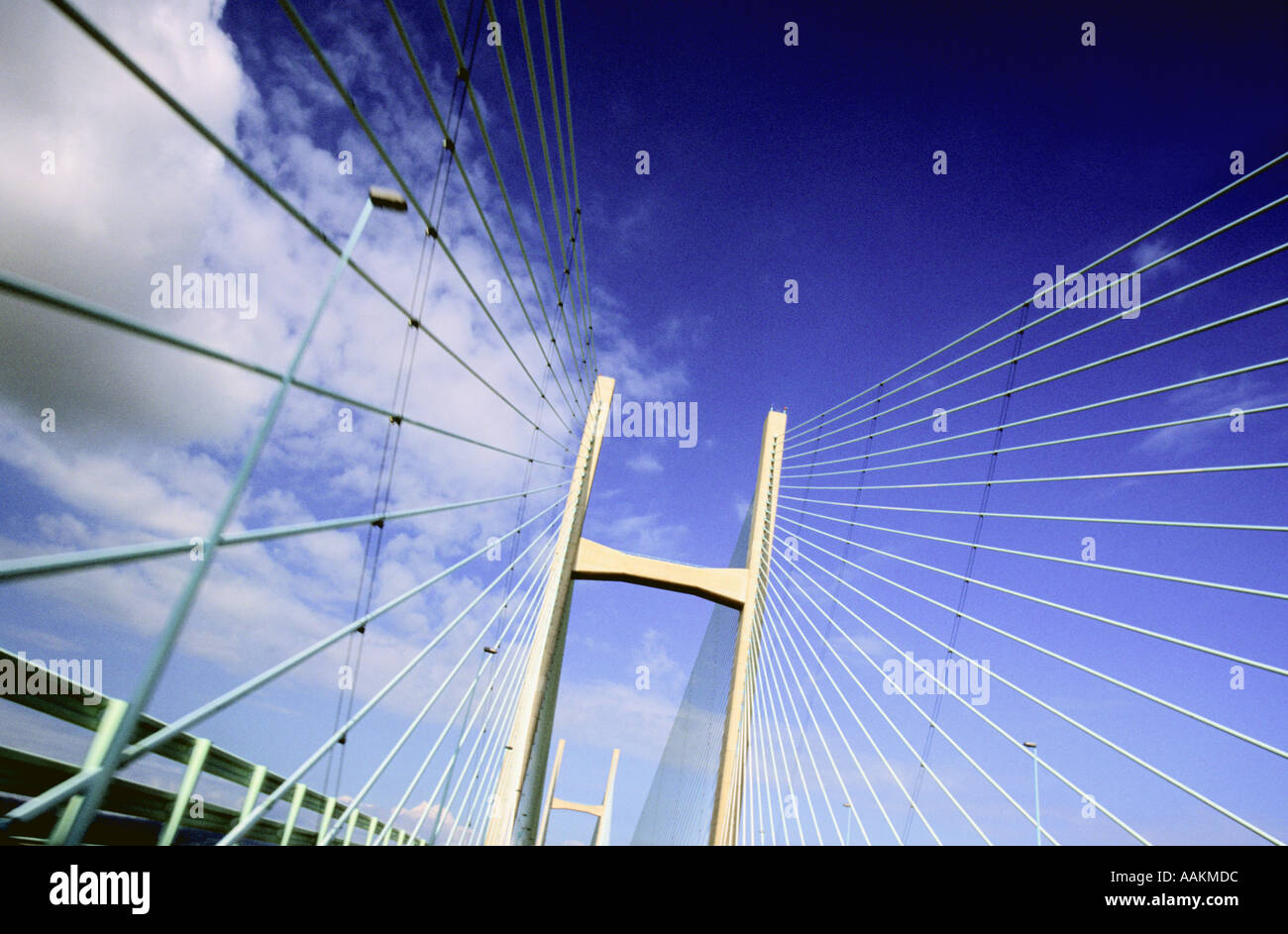 Nouveau pont sur la rivière Severn estuaire du Severn qui divise l'Angleterre de galles le jour de printemps ensoleillé Gloucestershire Banque D'Images