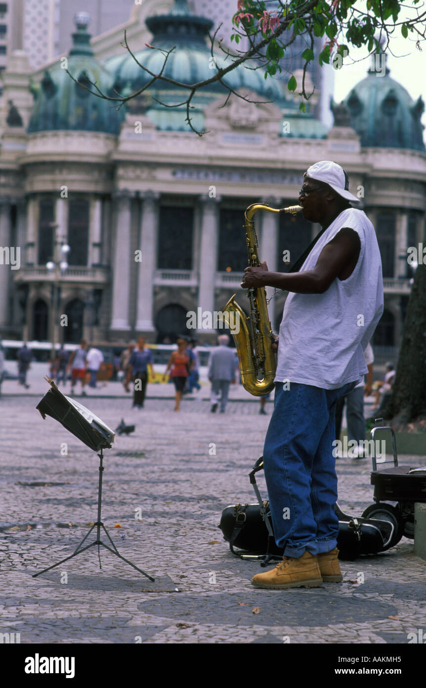 Spectacle de rue dans Cinelândia Square, le centre-ville de Rio de Janeiro, Brésil. Musicien noir jouant sur saxophone, Théâtre Municipal Banque D'Images
