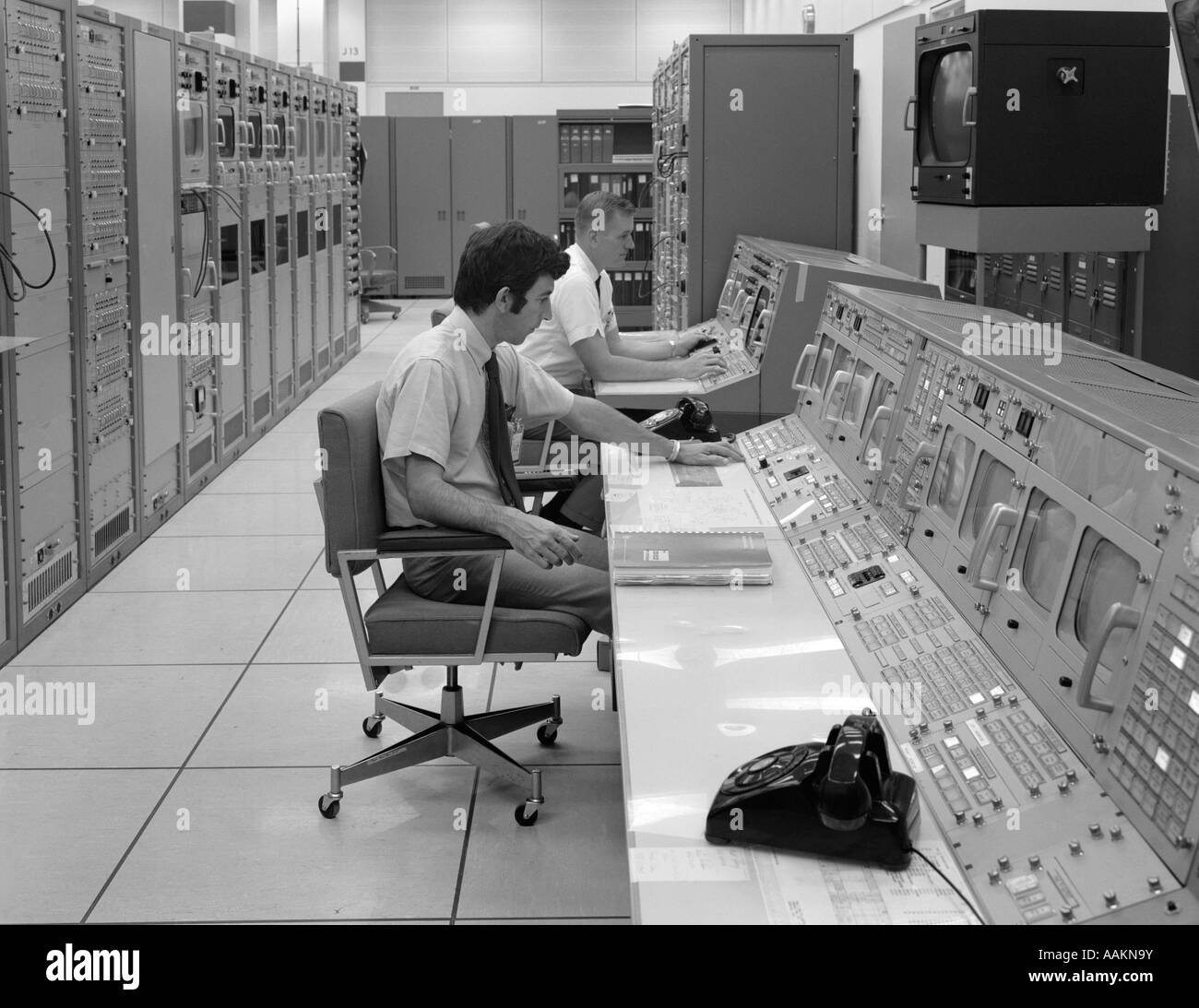 Des années 70, deux hommes assis à l'ORDINATEUR DE CONSOLE PRIX CENTRE DE CONTRÔLE DE MISSION DE HOUSTON TEXAS USA Banque D'Images