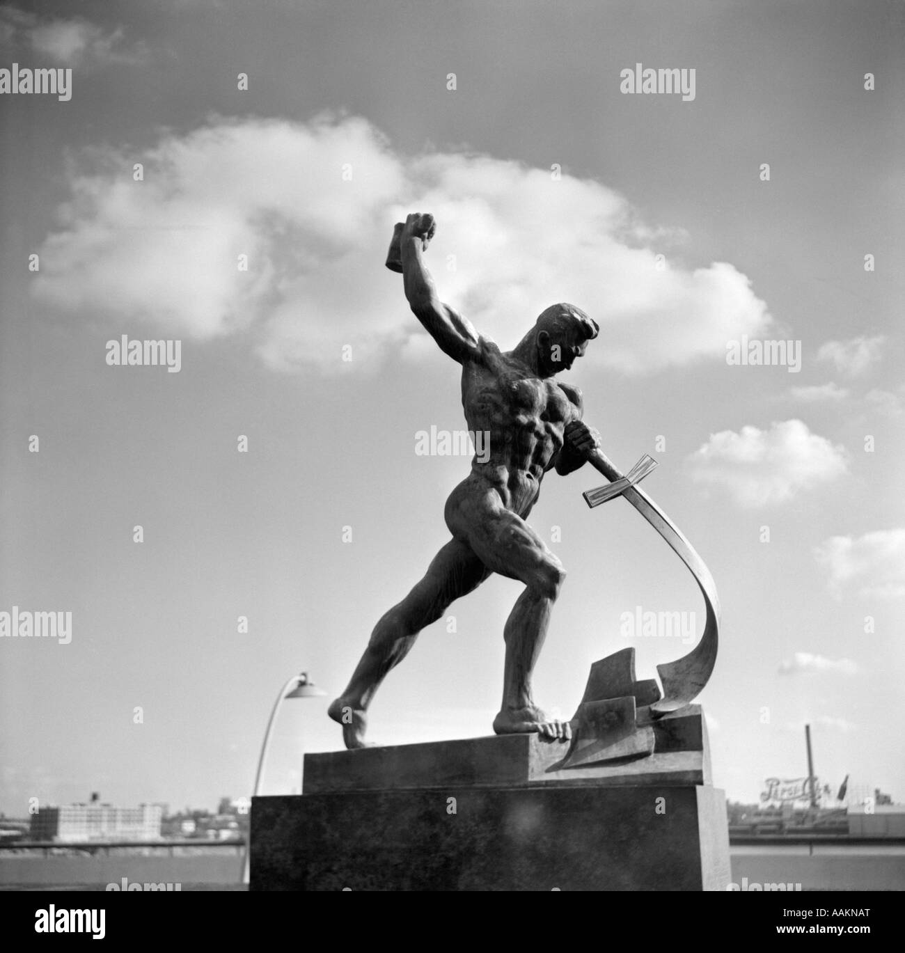 1950 DON DE LA RUSSIE À L'ONU À NEW YORK D'UNE STATUE DE BATTRE SON ÉPÉE DANS UNE SOC Banque D'Images