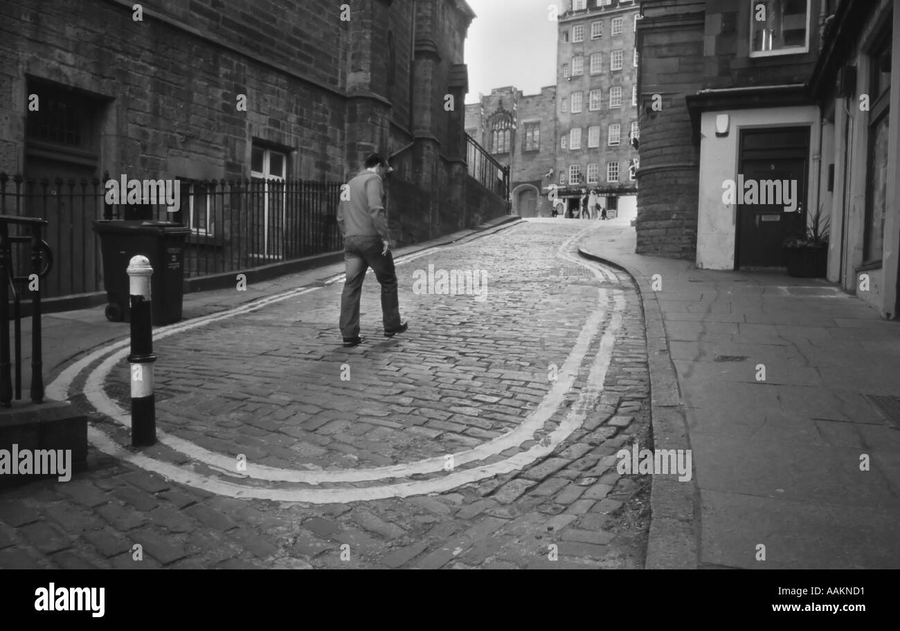 Homme encadré de lignes jaunes Banque D'Images