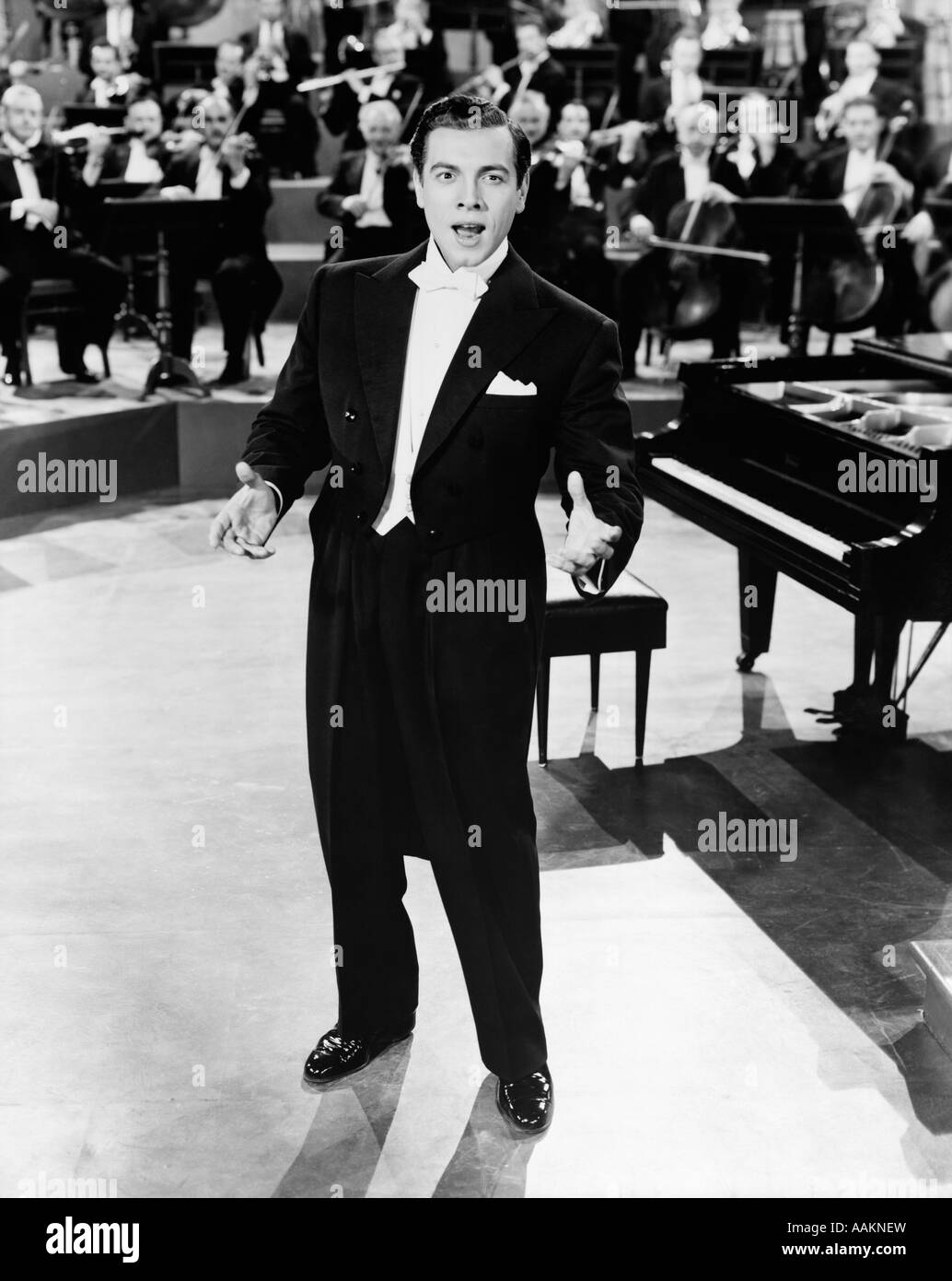 1950 MARIO LANZA CHANTER EN FACE DE L'ORCHESTRE Banque D'Images