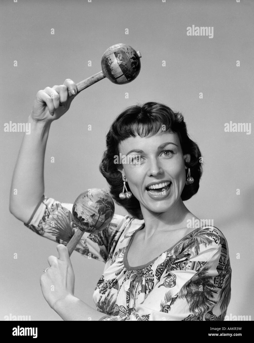 1950 Portrait de femme jouant des MARACAS LOOKING AT CAMERA Banque D'Images