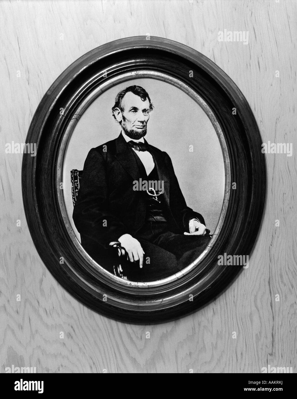 PORTRAIT DU PRÉSIDENT ABRAHAM LINCOLN ASSIS PRISE PAR MATTHEW BRADY EN 1864 EN OVALE NOIR CADRE PHOTO EN BOIS Banque D'Images