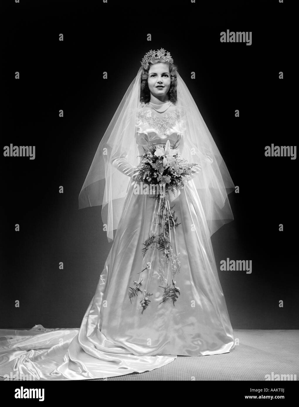 1940 PORTRAIT DE mariée en robe de mariage LOOKING AT CAMERA Photo Stock -  Alamy