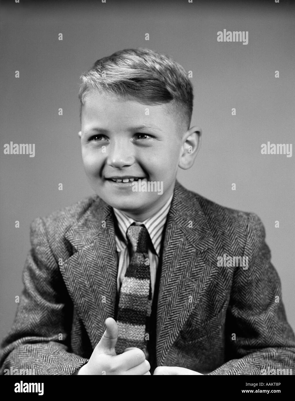 Années 1940 Années 1950 SMILING BLOND WOMAN WEARING NECK TIE SIDE JACKET SCHOOL PHOTO Banque D'Images